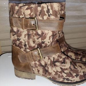 New never used Andrea Boots size 7